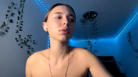 Vivi online show from November 2025 04:28:02 PM