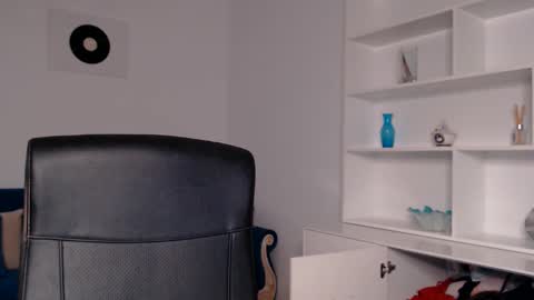 Snapshot of vivienneclement chatting on February 2025 04:10:01 PM Vivienne online show from February 2025 04:10:01 PM