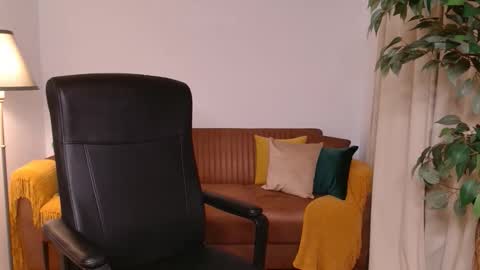 Snapshot of vivienneclement chatting on October 2025 04:18:01 PM Vivienne online show from October 2025 04:18:01 PM