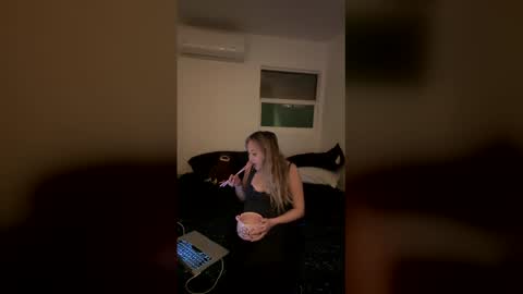 vonbombon online show from December 2025 02:05:01 AM