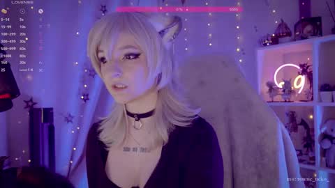 Snapshot of vronnier chatting on October 2025 05:33:01 PM vronnier online show from October 2025 05:33:01 PM