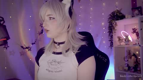 Snapshot of vronnier chatting on December 2025 03:07:01 PM vronnier online show from December 2025 03:07:01 PM