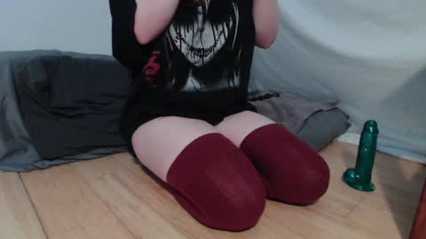 Snapshot of wacky_weirdo chatting on September 2025 04:01:02 AM Rose online show from September 2025 04:01:02 AM