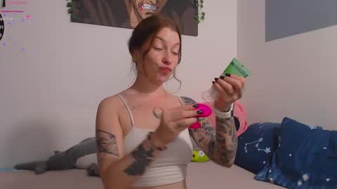 Snapshot of weed_princesss chatting on September 2025 12:59:02 PM moon online show from September 2025 12:59:02 PM