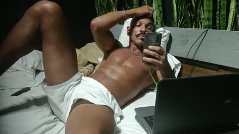 Snapshot of wellcrz chatting on October 2025 10:21:02 PM wellcrz online show from October 2025 10:21:02 PM