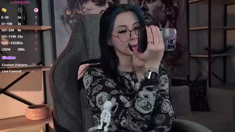 little girl who is always rightLisa online show from November 2025 01:27:01 AM