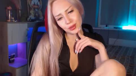 Whitekittykitten online show from November 2025 01:43:01 PM