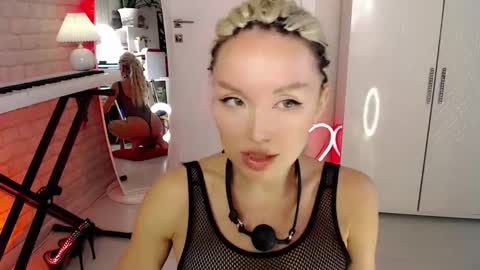 WhiteLaBunny online show from November 2025 02:18:02 PM