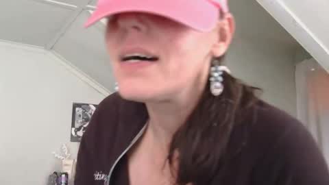 Snapshot of who_is_miss_dior chatting on December 2025 04:01:02 PM Miss Dior online show from December 2025 04:01:02 PM