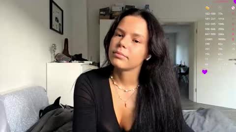 Mia online show from November 2025 03:03:01 PM