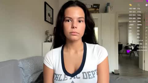 Mia online show from November 2025 08:03:02 AM