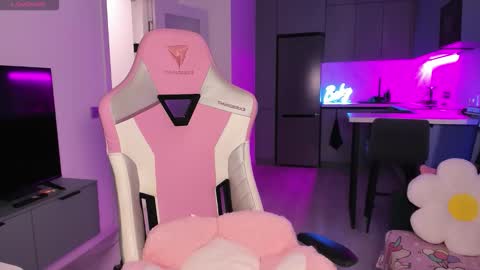 Emi online show from October 2025 03:58:02 PM