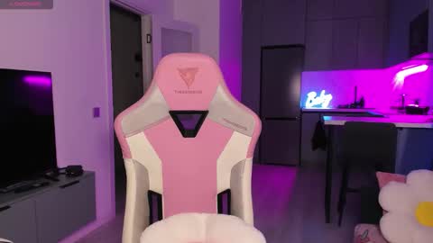 Emi online show from November 2025 05:01:02 PM