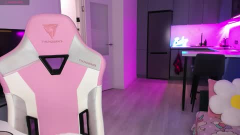 Emi online show from December 2025 04:02:01 PM