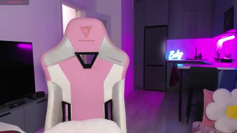 Emi online show from December 2025 04:02:02 PM