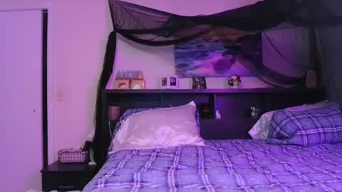 Snapshot of wrenleigh chatting on May 2026 07:25:01 AM Crystal Lake online show from May 2026 07:25:01 AM