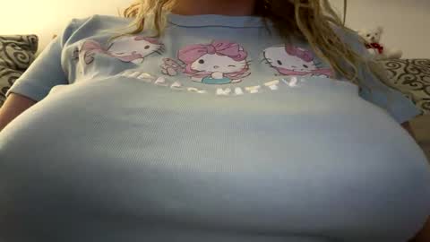 Snapshot of x_dreamgirl_x chatting on October 2025 12:54:01 AM Mariah online show from October 2025 12:54:01 AM