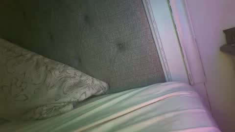 Snapshot of x_dreamgirl_x chatting on November 2025 06:15:01 AM Mariah online show from November 2025 06:15:01 AM