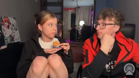 Philipp and Este online show from April 2026 07:51:02 PM