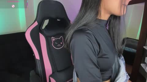 Snapshot of xemily_hardy chatting on October 2025 11:28:02 PM Kanae. online show from October 2025 11:28:02 PM