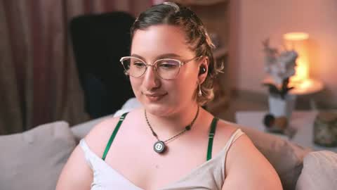 Snapshot of ximenna_cruz_ chatting on June 2026 03:27:02 PM Xime Independent Artist online show from June 2026 03:27:02 PM