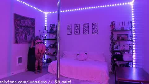 Snapshot of xlunaskye chatting on November 2025 10:36:02 AM online show from November 2025 10:36:02 AM