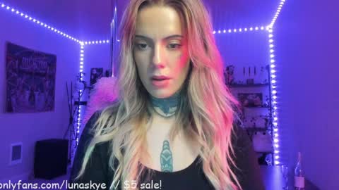 Snapshot of xlunaskye chatting on November 2025 07:52:02 AM online show from November 2025 07:52:02 AM