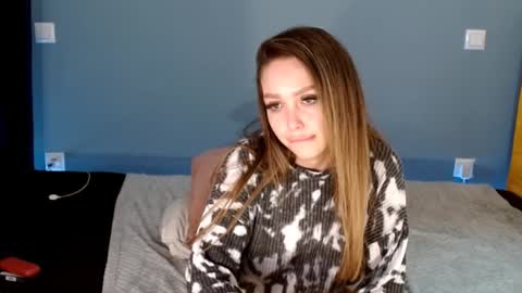 Snapshot of xsexycouples chatting on December 2024 06:40:01 AM AnnaMaee online show from December 2024 06:40:01 AM