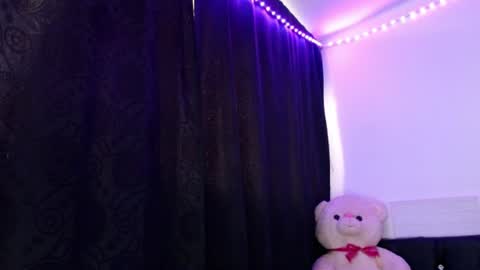 Snapshot of xx_johnson_xx chatting on June 2026 11:53:01 AM VALE online show from June 2026 11:53:01 AM