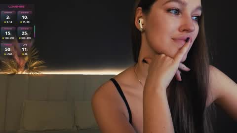 Snapshot of xyloria chatting on November 2025 09:51:02 PM Lori online show from November 2025 09:51:02 PM