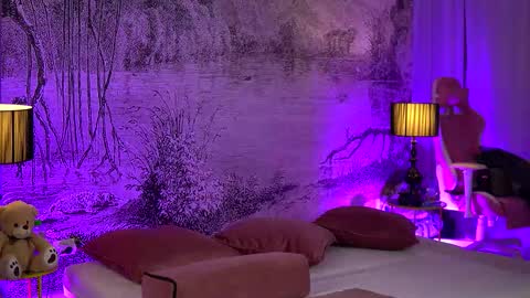 Yamira online show from September 2025 06:02:02 PM