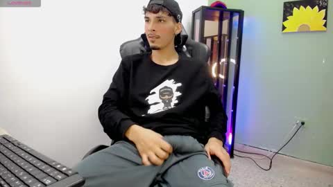 Snapshot of yankeee_ chatting on December 2025 04:32:01 AM DANILO online show from December 2025 04:32:01 AM