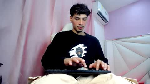 Snapshot of yankeee_ chatting on December 2025 04:40:02 AM DANILO online show from December 2025 04:40:02 AM