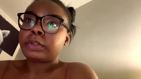 Snapshot of yarabrynnn chatting on January 2025 02:07:02 AM YARA online show from January 2025 02:07:02 AM