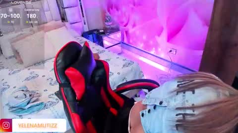 yelena  online show from December 2025 01:17:04 PM