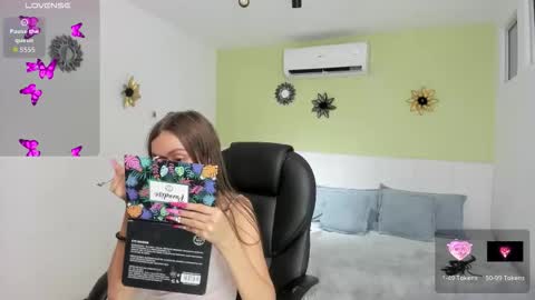 Snapshot of yeye_sweet_ chatting on December 2025 03:23:01 AM YEYE online show from December 2025 03:23:01 AM