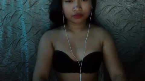 yhang_19 online show from October 2025 05:20:02 PM