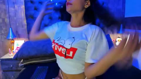 yiyisandoval online show from November 2025 08:43:01 PM