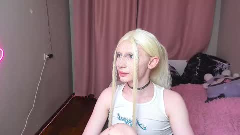 Snapshot of yoi_mika chatting on December 2025 10:49:01 PM Mikaella - Mika online show from December 2025 10:49:01 PM