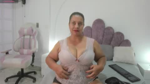 Snapshot of your_lady_milf chatting on February 2025 03:47:01 PM your_lady_milf online show from February 2025 03:47:01 PM