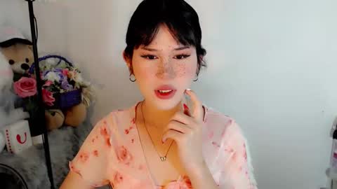 PrettyElla online show from October 2025 07:15:02 PM