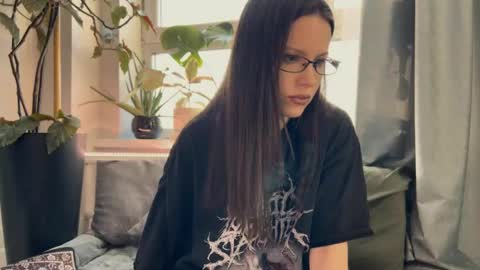 Snapshot of yourher0in chatting on March 2025 10:17:01 AM Aida online show from March 2025 10:17:01 AM