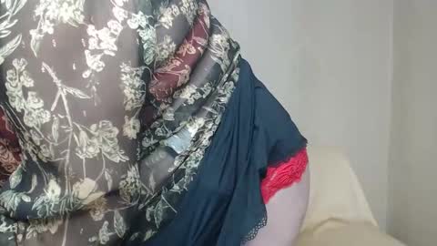 Snapshot of yourmilf4love chatting on October 2025 03:51:02 PM lANA online show from October 2025 03:51:02 PM