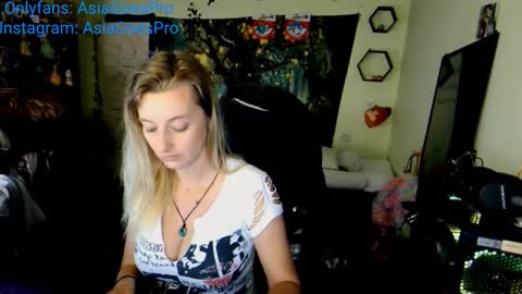 Snapshot of yoursecretgirlfriend963 chatting on February 2025 04:03:02 PM AsiaGoesPro - On All Socials online show from February 2025 04:03:02 PM