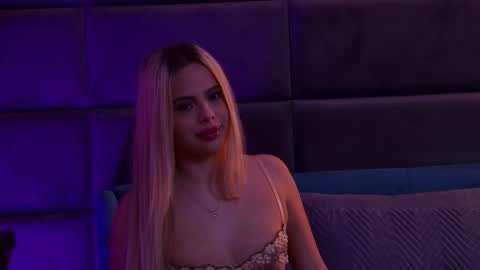 Snapshot of yssabelfox chatting on November 2025 04:12:02 PM Foxie online show from November 2025 04:12:02 PM