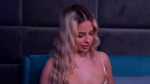 Snapshot of yssabelfox chatting on November 2025 06:22:02 PM Foxie online show from November 2025 06:22:02 PM