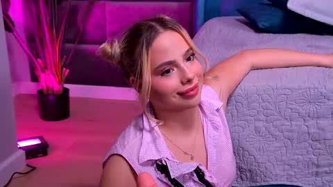 Snapshot of yssabelfox chatting on December 2025 07:53:02 PM Foxie online show from December 2025 07:53:02 PM