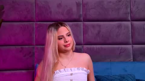 Snapshot of yssabelfox chatting on December 2025 02:55:01 PM Foxie online show from December 2025 02:55:01 PM