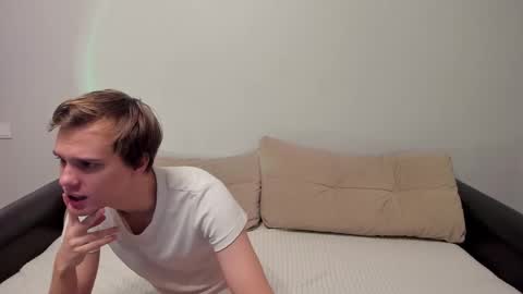 Snapshot of yueslang chatting on December 2025 06:03:02 PM Yue Lang and Samm online show from December 2025 06:03:02 PM