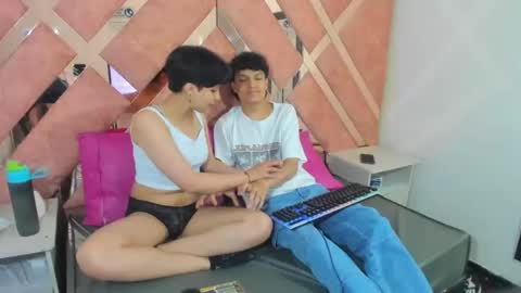 Snapshot of yui_and_rin_ chatting on November 2025 02:14:02 AM Yui Rin online show from November 2025 02:14:02 AM